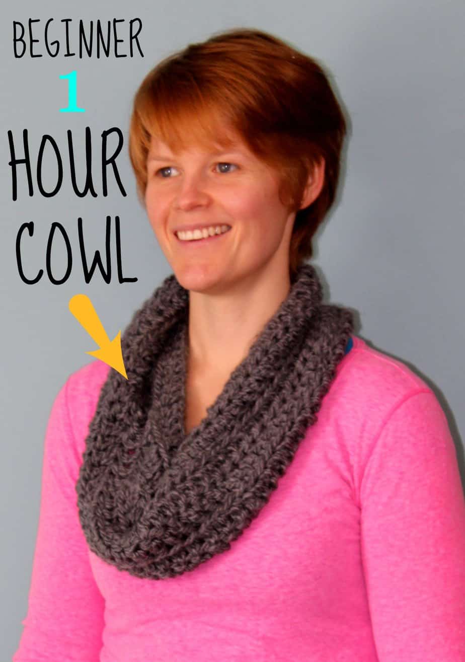 Scalloped Cowl with Button: Crochet pattern