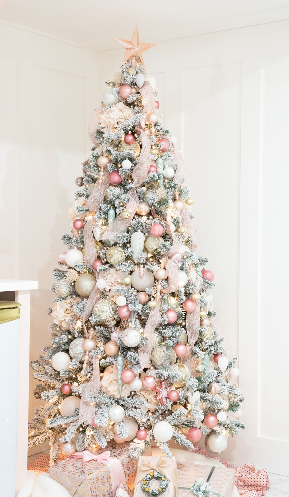 How to Decorate a Christmas Tree With Ribbon