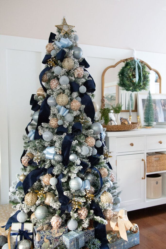 Elegant Blue and Gold Christmas Tree Ideas for a Timeless Holiday Look ...