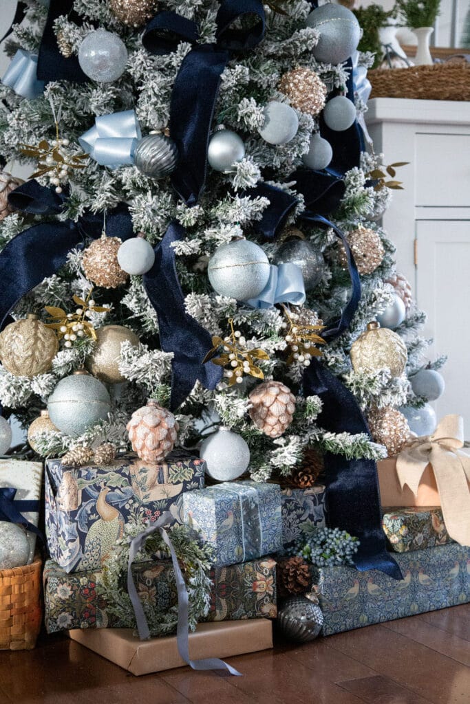 Elegant Blue and Gold Christmas Tree Ideas for a Timeless Holiday Look ...