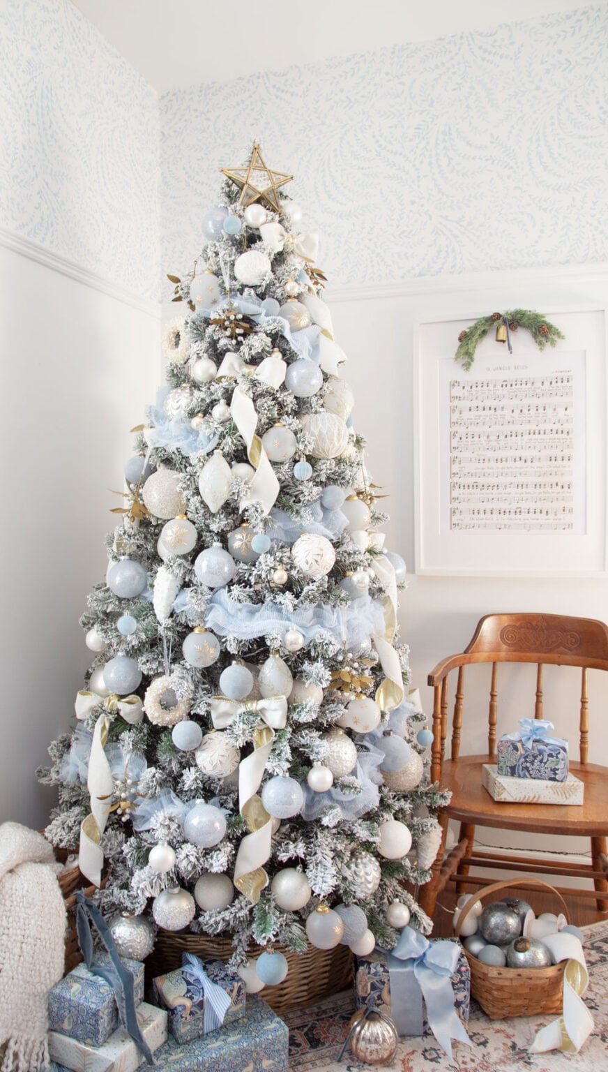 Inspiring Blue And White Christmas Tree Ideas (With Pictures) | Fynes ...