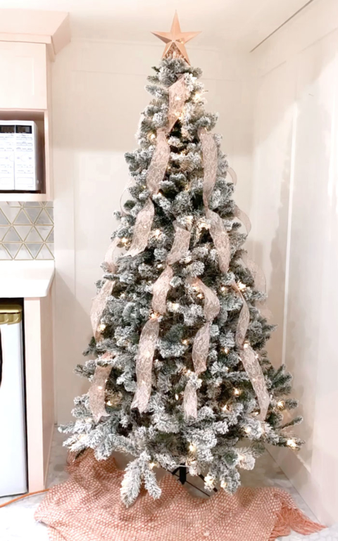 How to Add Vertical Ribbon to a Christmas Tree